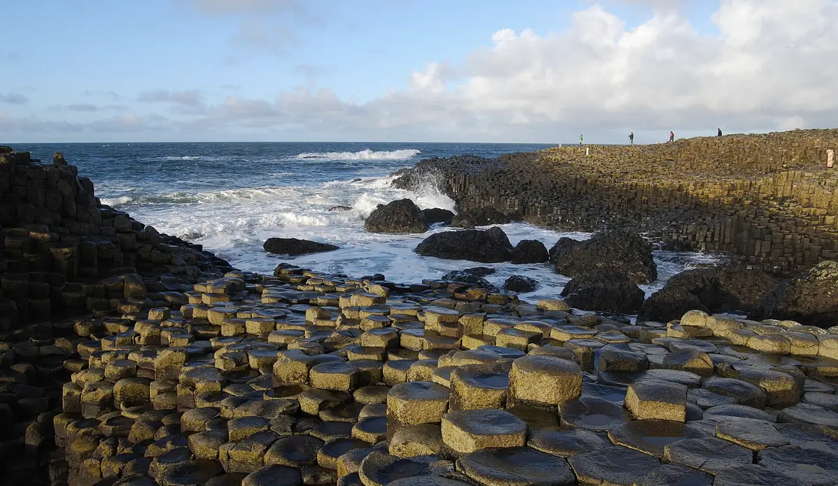 Le colonne esagonali di basalto della Giant's Causeway sul mare