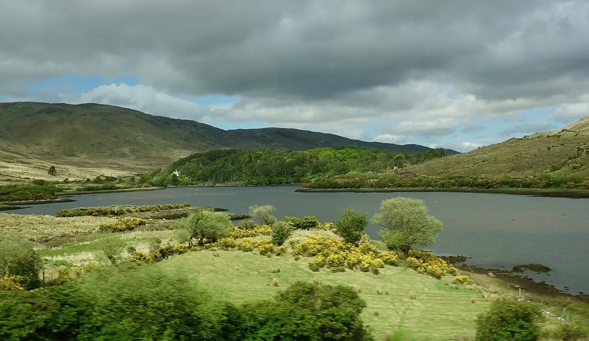 Un lago fra le colline verdi del Connemara